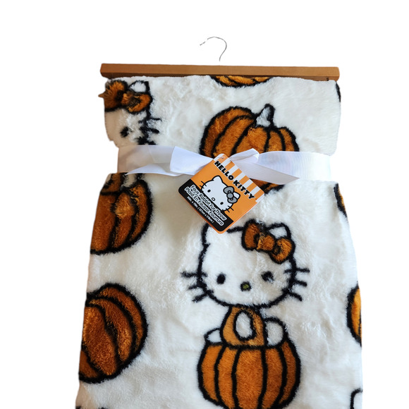 Hello Kitty Halloween 2024 50”x70” Plush Blanket Pumpkin Throw Faux Fur - Picture 2 of 9